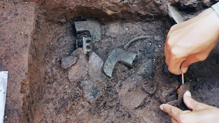 Nằm sâu trong lòng đất là những hiện vật có niên đại hàng nghìn năm.