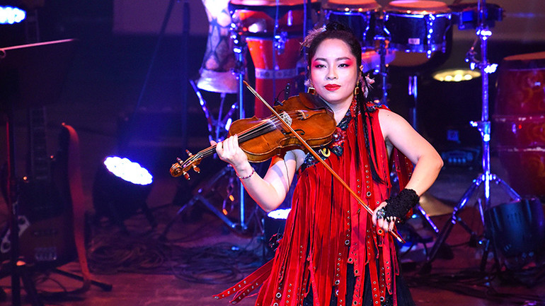 Nghệ sĩ violon Trịnh Minh Hiền tại đêm diễn.