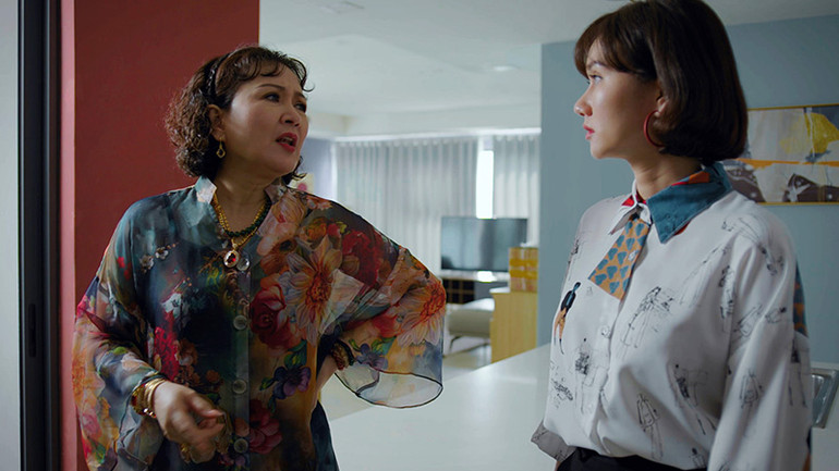 NSƯT Minh Hòa trong vai bà mẹ chồng đồng bóng, hay can thiệp vào cuộc sống của con cái. NSƯT Minh Hòa trong vai bà mẹ chồng đồng bóng, hay can thiệp vào cuộc sống của con cái.