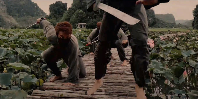 "Huyền sử vua Đinh" lộ cả tóc nhuộm, nhà bê tông và cột điện trong khung hình.