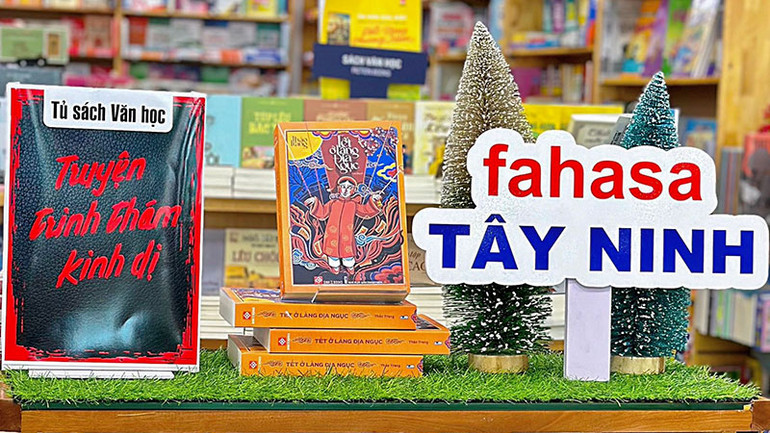 “Tết ở làng Địa Ngục” trên kệ. (Ảnh: Đinh Tị Books)