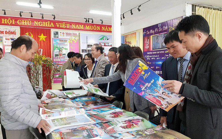 Lãnh đạo tỉnh Lâm Đồng và đại biểu tại không gian Hội Báo Xuân Lâm Đồng. (Ảnh: MAI VĂN BẢO) Lãnh đạo tỉnh Lâm Đồng và đại biểu tại không gian Hội Báo Xuân Lâm Đồng. (Ảnh: MAI VĂN BẢO)