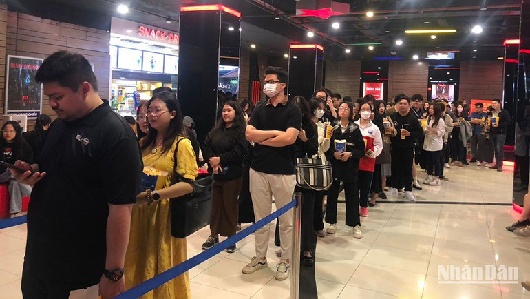 Chưa từng có cảnh khán giả xếp hàng chờ đợi xem phim lịch sử như thế này tại Trung tâm Chiếu phim Quốc gia.