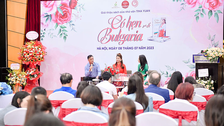 Tina Yuan và nhà báo Nguyễn Vũ Cân trò chuyện về cuốn sách cùng MC.