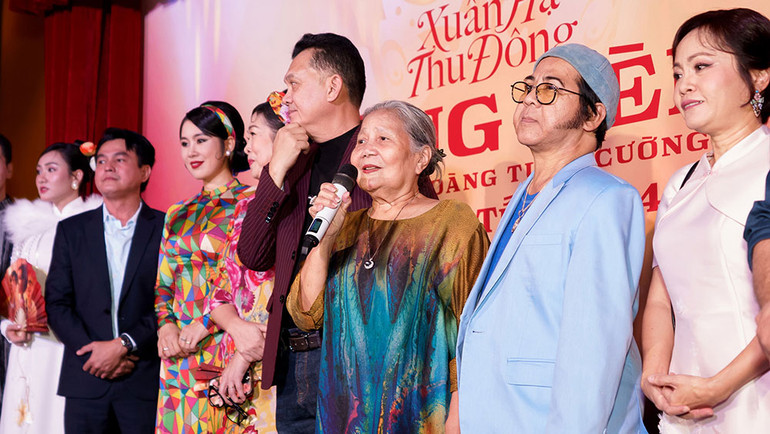 Đoàn làm phim trong buổi chiếu ra mắt.