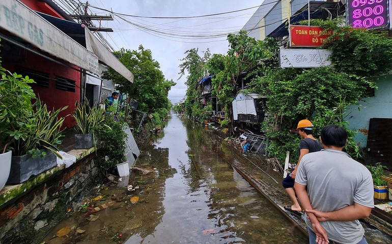 Nước ngập đường tàu.