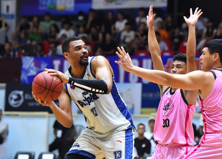 Các cầu thủ Nha Trang Dolphins bị theo kèm rất chặt mỗi khi có bóng.