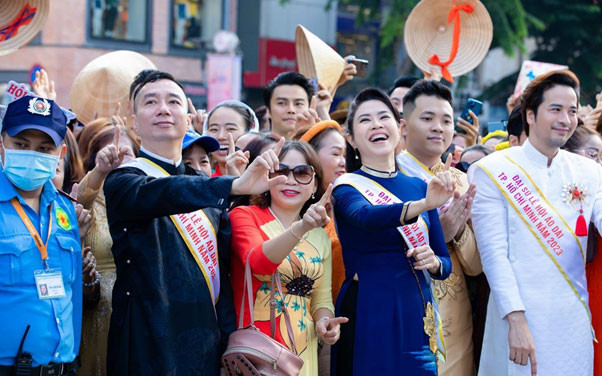 Những đại sứ Lễ hội Áo dài Thành phố Hồ Chí Minh nhận được sự cổ vũ yêu thích của công chúng khi tham gia diễu hành.