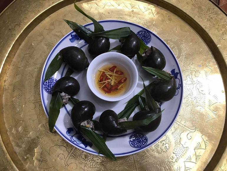 Món ốc hấp lá gừng. Món ốc hấp lá gừng.