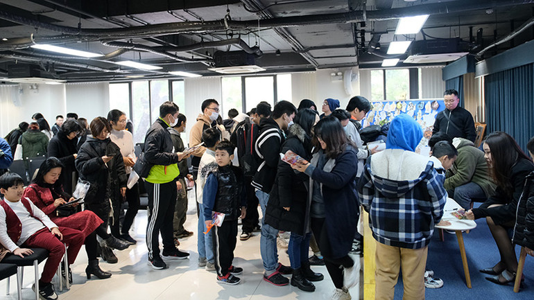 Độc giả xếp hàng xin chữ ký nhóm tác giả. (Ảnh: Nhà xuất bản Kim Đồng)