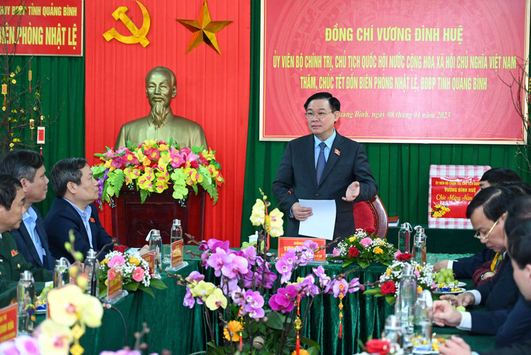 Chủ tịch Quốc hội Vương Đình Huệ phát biểu chúc Tết cán bộ, chiến sĩ Đồn Biên phòng Nhật Lệ.