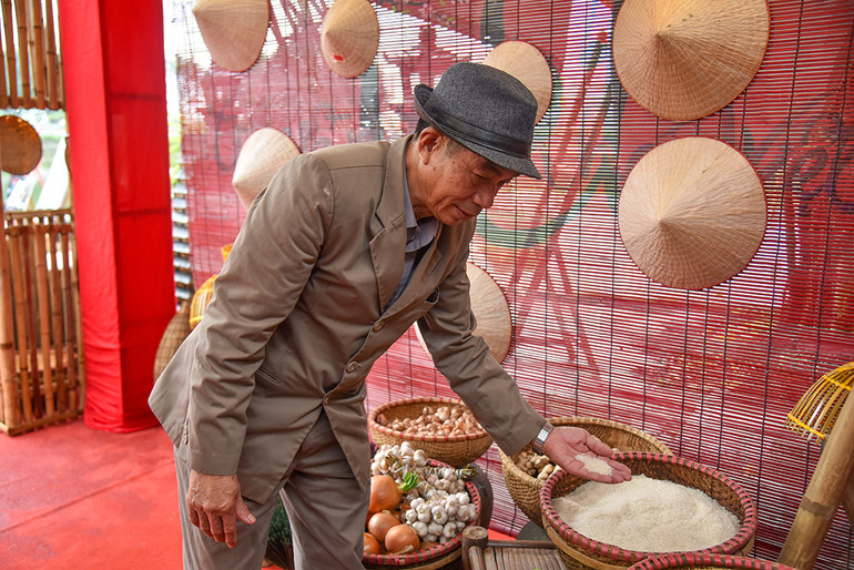 Ông Cồ Năng Vân chia sẻ bí quyết làm ra bánh phở ngon.