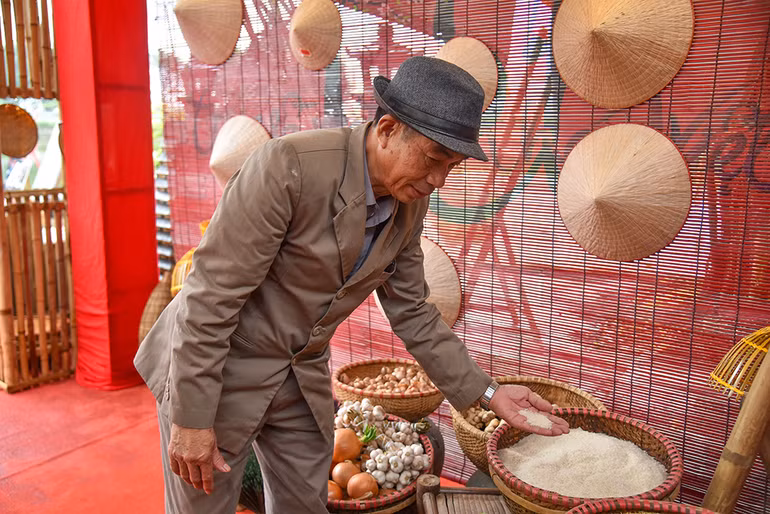 Ông Cồ Năng Vân chia sẻ bí quyết làm ra bánh phở ngon.