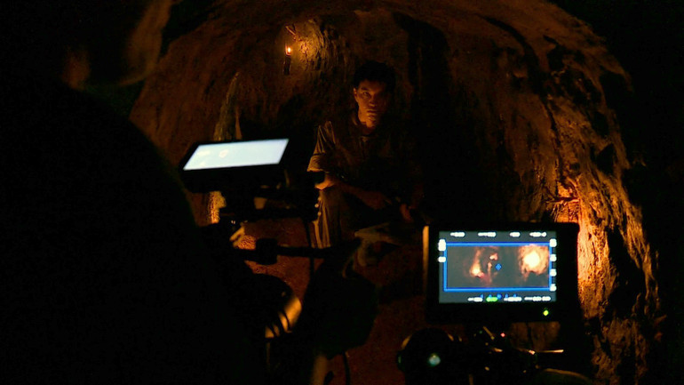 Máy quay rất khó cố định trong không gian hẹp ở địa đạo. Máy quay rất khó cố định trong không gian hẹp ở địa đạo.