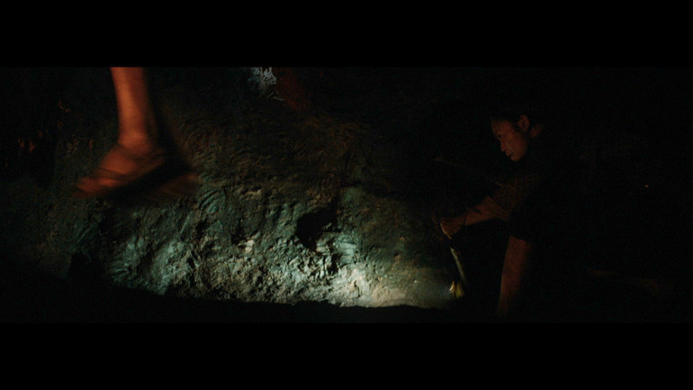 Để làm phim trong không gian tối và hẹp là thử thách của ê-kíp. Để làm phim trong không gian tối và hẹp là thử thách của ê-kíp.