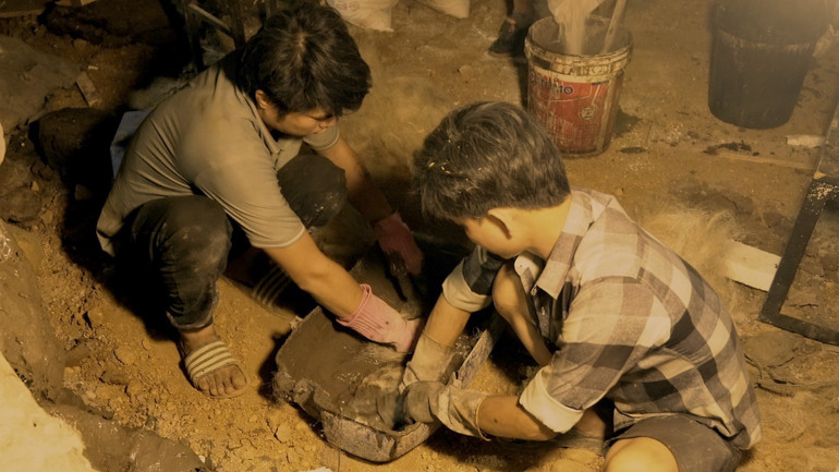 Một công đoạn làm địa đạo trong phim trường. Một công đoạn làm địa đạo trong phim trường.