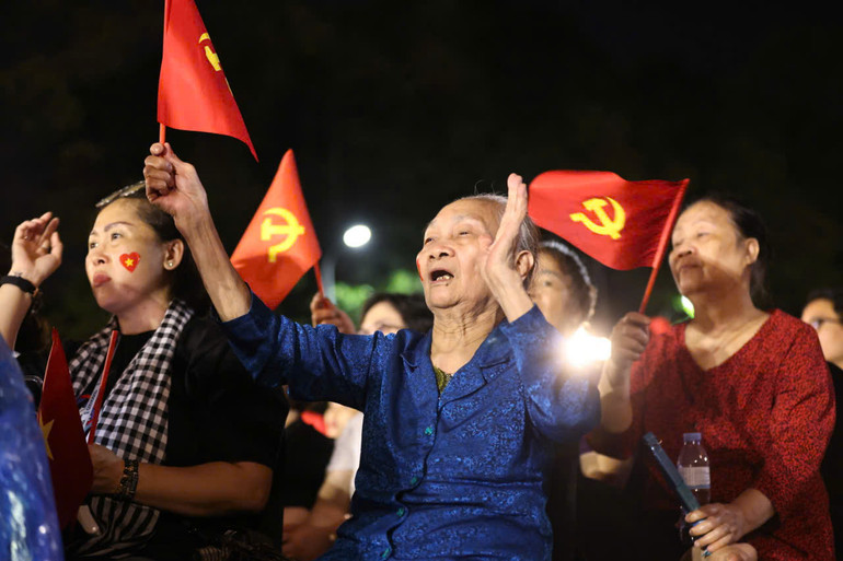 Khán giả nhiệt tình cổ vũ các nghệ sĩ. Khán giả nhiệt tình cổ vũ các nghệ sĩ.