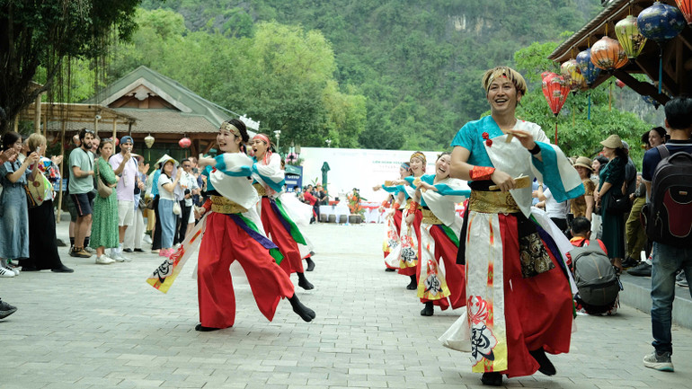 Các vũ công trình diễn Yosakoi tại danh thắng Tràng An.