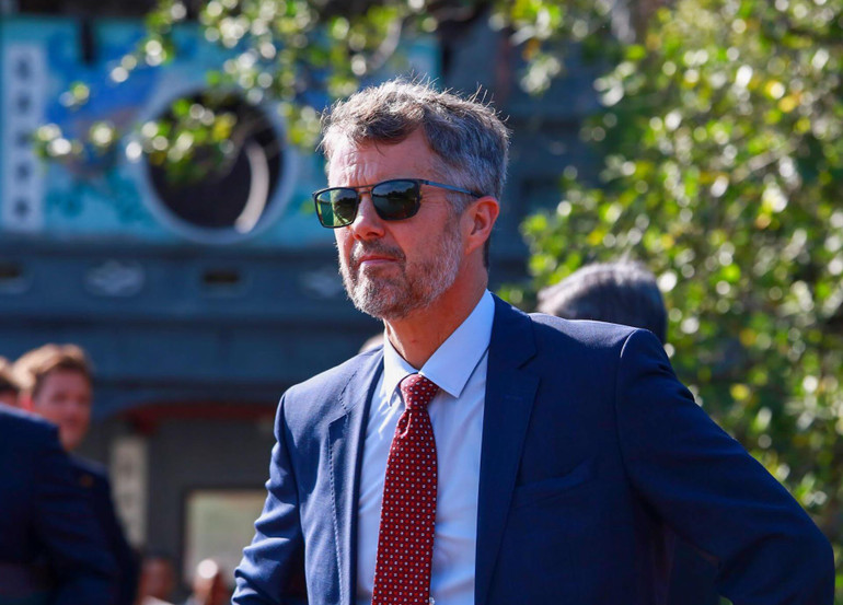 Thái tử kế vị Đan Mạch Frederik trên cầu Thê Húc, hồ Hoàn Kiếm.