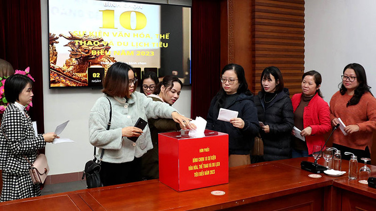 Các nhà báo bình chọn tại Bộ Văn hóa, Thể thao và Du lịch.