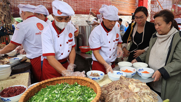 Các đầu bếp chuẩn bị phở cho khách dự lễ.