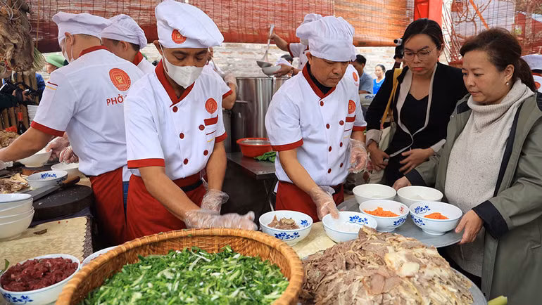Các đầu bếp chuẩn bị phở cho khách dự lễ.