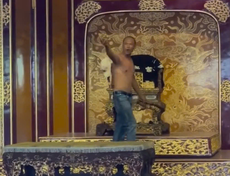 Đối tượng Hồ Văn Phương Tâm quậy phá tại khu vực bảo vệ Bảo vật quốc gia. (Ảnh: QUANG TIẾN)