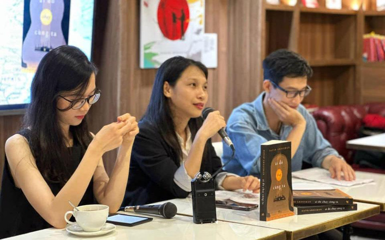 Nhà văn Hiền Trang, các biên tập viên Thùy Linh và Đức Anh tại buổi giao lưu. (Ảnh: NHÃ NAM)