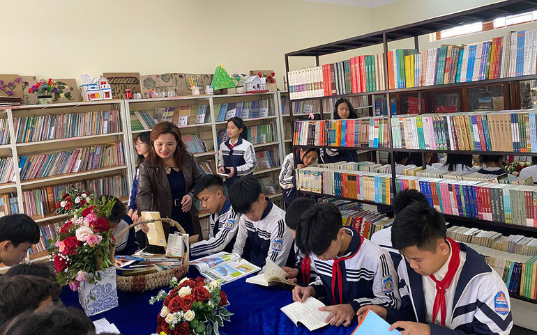 Các em nhỏ tại Thư viện mới.