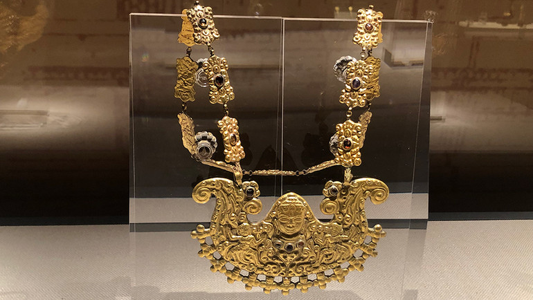 Dây chuyền trang trí hình thần Shiva.