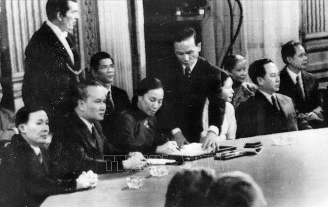 Bà Nguyễn Thị Bình ký Hiệp định Paris về Việt Nam, ngày 27/1/1973, tại Trung tâm hội nghị quốc tế ở thủ đô Paris, Pháp. (Ảnh: TTXVN) Bà Nguyễn Thị Bình ký Hiệp định Paris về Việt Nam, ngày 27/1/1973, tại Trung tâm hội nghị quốc tế ở thủ đô Paris, Pháp. (Ảnh: TTXVN)