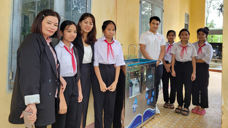 Cô và trò Trường tiểu học và THCS Sơn Nham II bên chiếc máy lọc nước mới lắp đặt.