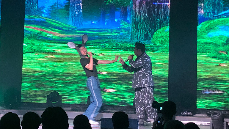 Trần Anh Đức (bên phải) trong vai Shreck.