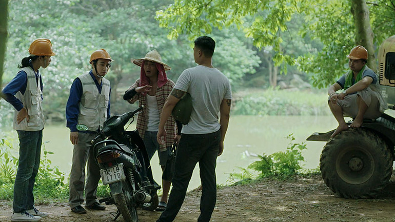 Duy Hưng và Quốc Đam trong phân đoạn hồ cá bị thu lại.