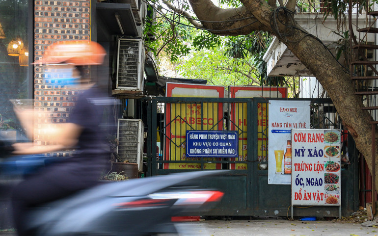 Cổng vào Hãng phim phía mặt đường Nguyễn Đình Thi luôn khóa trái, lấp đầy biển quảng cáo.