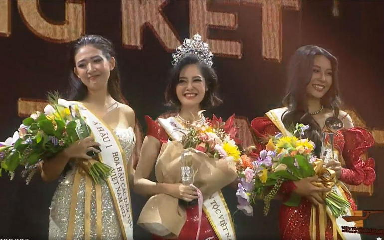 Á hậu 1 Lương Thị Hoa Đan, Hoa hậu Nông Thúy Hằng và Á hậu 2 Thạch Thu Thảo.