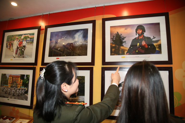 Các tác phẩm được trưng bày tại triển lãm.