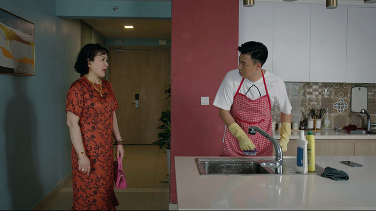 Tuấn Tú và "mẹ vợ" NSƯT Minh Hòa trong một cảnh phim. Tuấn Tú và "mẹ vợ" NSƯT Minh Hòa trong một cảnh phim.