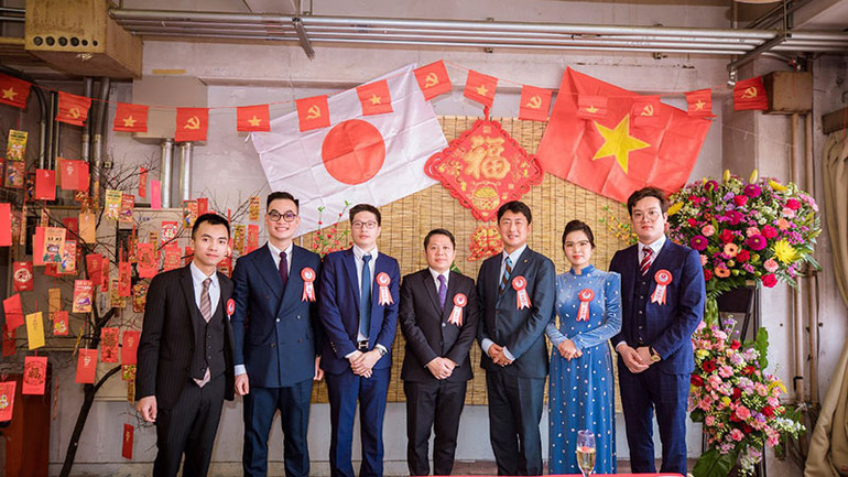 Bà Phạm Thị Thu Huyền (thứ 2 từ phải sang) và Ban tổ chức chương trình Tết Việt.