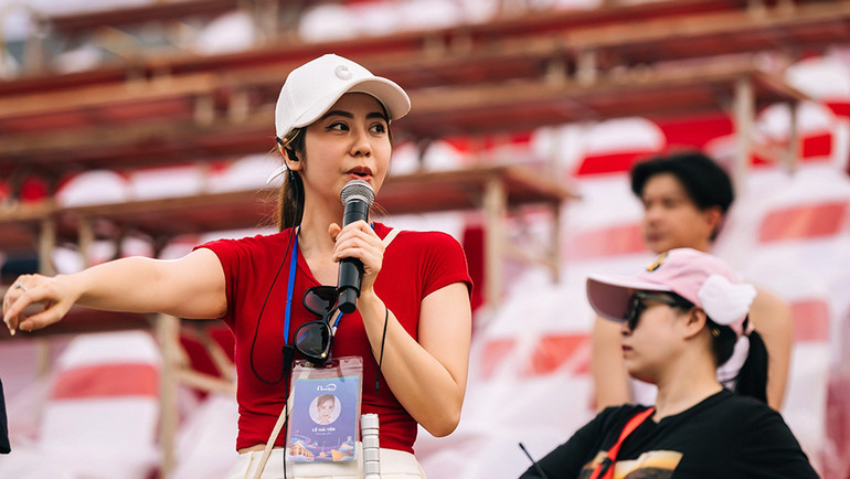 Tổng đạo diễn Lê Hải Yến tại hiện trường.