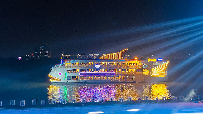 Con tàu cũng trở thành sàn diễn.