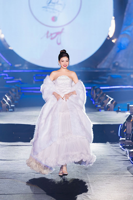 Á hậu Nguyễn Lê Ngọc Thảo trình diễn một thiết kế trong bộ sưu tập "Giao xuân".