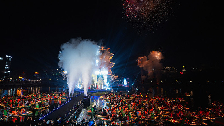 Sàn catwalk được dàn dựng giữa lòng hồ Kỳ Lân.