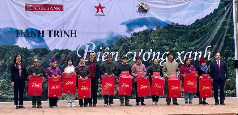 Trao tặng quà các hộ gia đình có hoàn cảnh khó khăn của 2 xã Sóc Hà và Trường Hà.