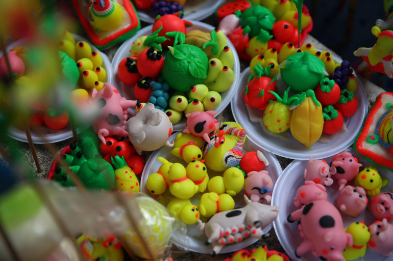 Con giống bột nặn ngày nay trên phố Hàng Mã. (Ảnh: THÀNH ĐẠT)