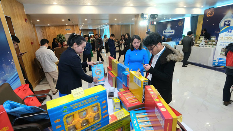 Khách hàng tham quan gian hàng của doanh nghiệp tại Chương trình.