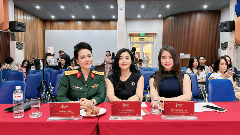 Ca sĩ Lương Nguyệt Anh làm giám khảo Cuộc thi Giọng hát hay Hà Nội. Ca sĩ Lương Nguyệt Anh làm giám khảo Cuộc thi Giọng hát hay Hà Nội.