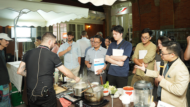 Nghe giới thiệu và thưởng thức món ăn làm từ phomai.