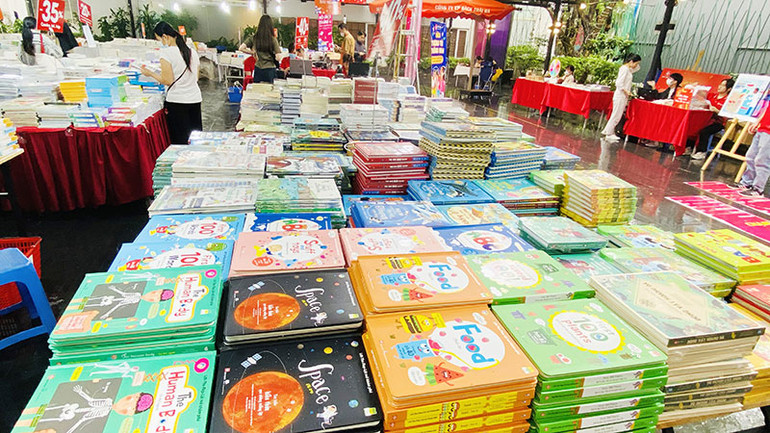 Nhiều đầu sách hay, sách đẹp được bán với giá ưu đãi.