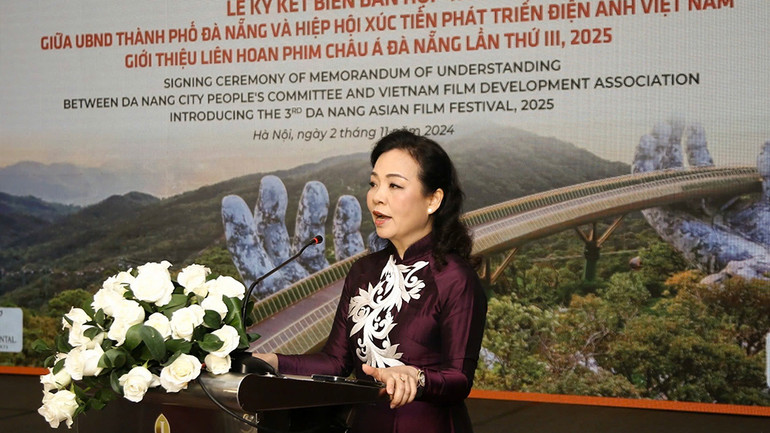 TS Ngô Phương Lan phát biểu tại lễ ký kết.